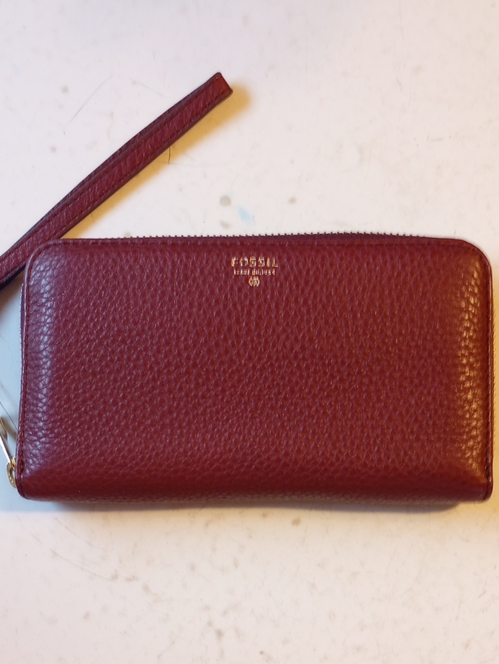 NWT Fossil Pebbled Leather Burgundy Wine Zip Wallet, Wrist Strap, Pouches, Slots